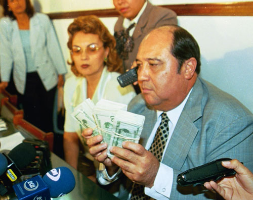 Lo único que hace falta es que los medios entrevisten a Tito Afú para que nos enseñe moral y buenas costumbres, ya entrevistaron a Pineda que nos enseño a como recoger la basura.