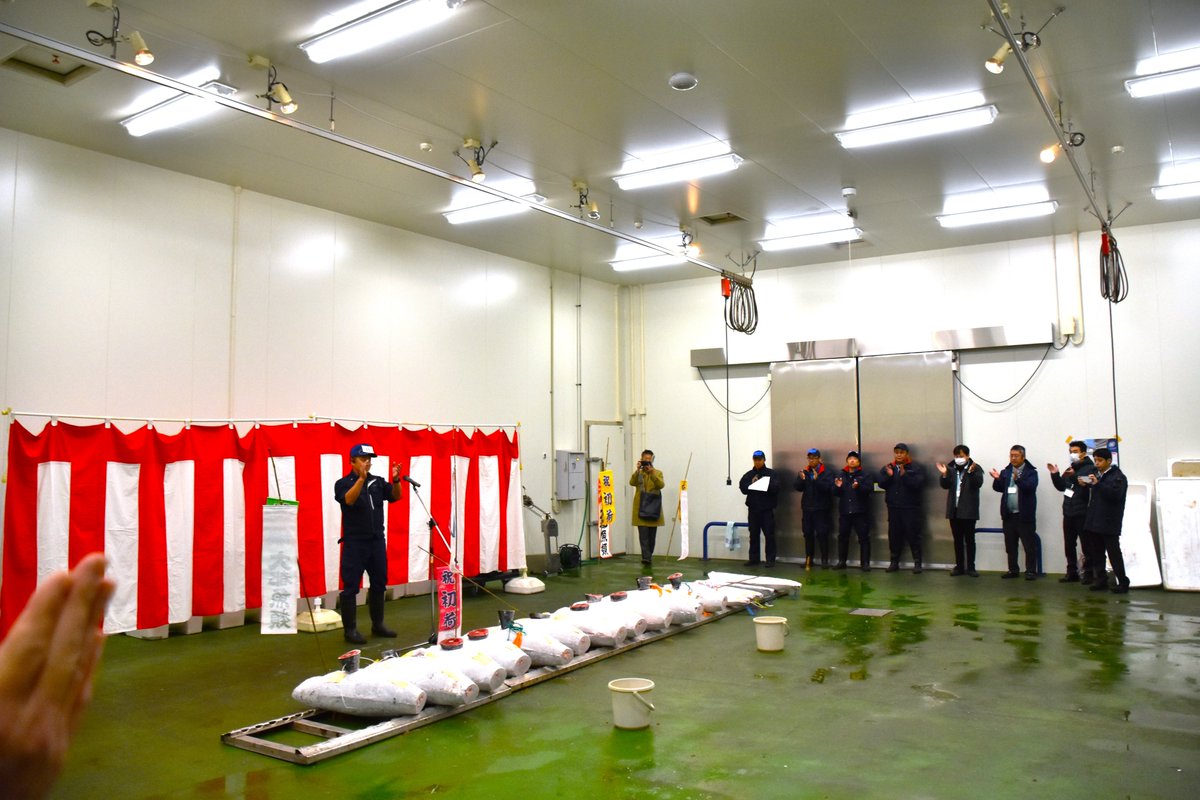 ＼一年の盛況を願って／
成田市場で行われた「初市式」の様子。
水産物部では午前5時30分、青果部では午前6時30分から式典を行い、一年の商売繁盛を手締めで祈念。
式典後に行われた初競りでは、威勢の良い掛け声とともに、次々とマグロが競り落とされていました。