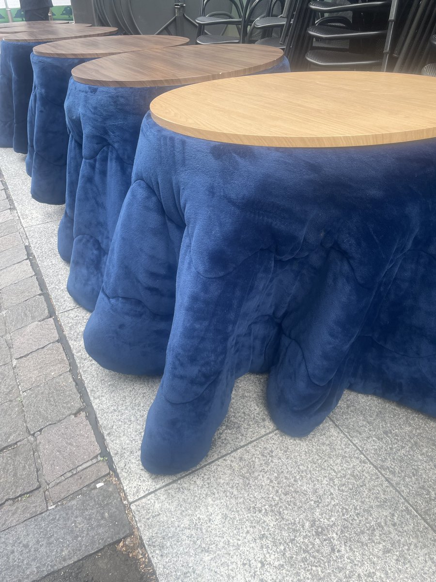 alftomo's tweet image. こたつカフェテーブル
日本にしかないだろーな
興味深いデザイン
#cafe #table #japanese #design