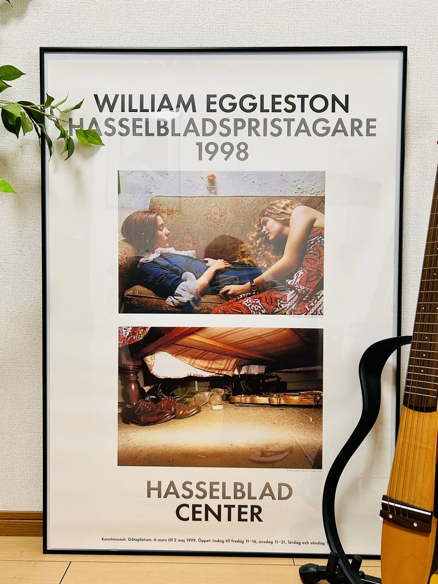 なんだかとってもレズ部屋になった我が家のリビング（ギターはかっこいいのでフレームインさせました）