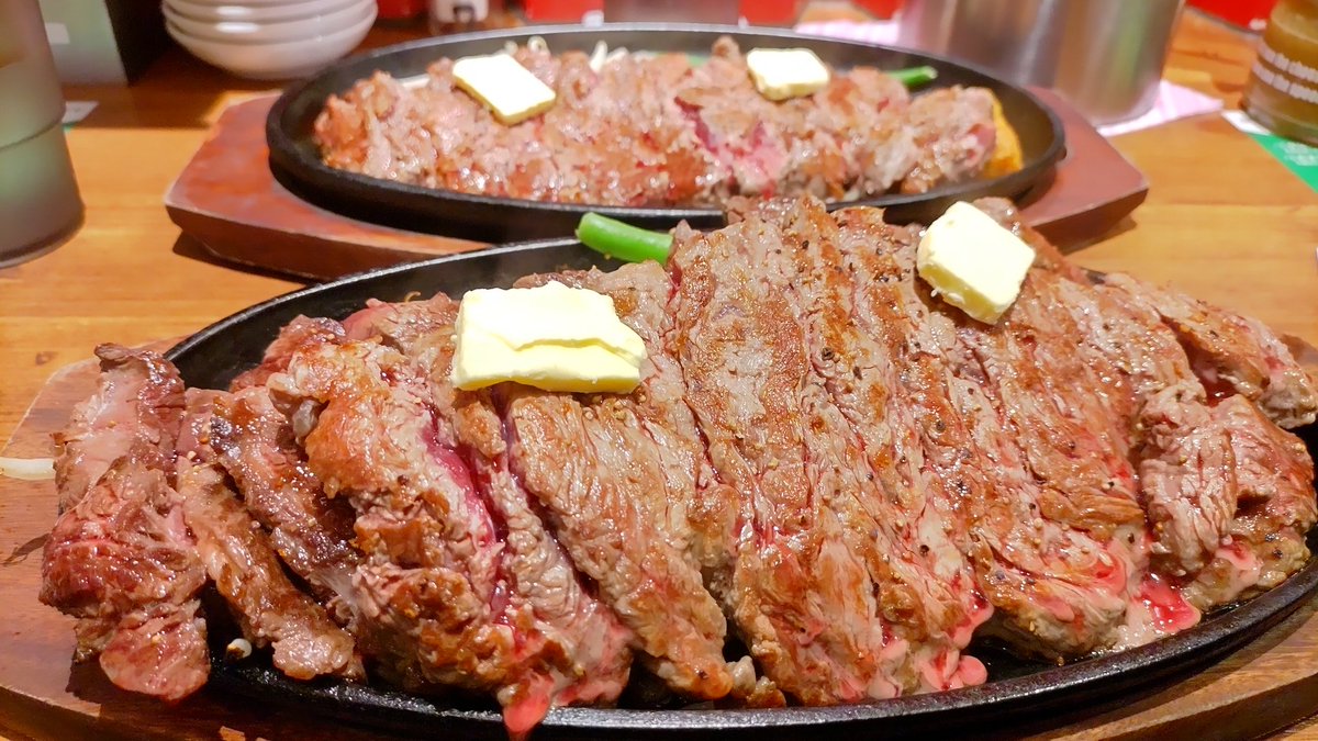 ステーキ1キロ食べて来ました(奥が450g、手前が1kg)

週2、3運動して、湯船に毎日1時間つかって、サウナもいっているからか

代謝は正義😏