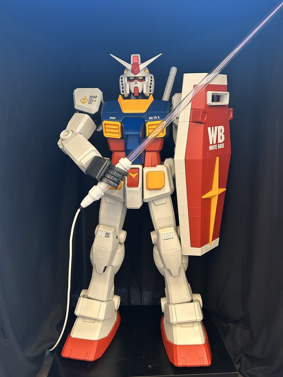GOIstaff's tweet photo. 📙ビーム・サーベル〜プラズマ農業
ガンダムの世界に登場する「ビーム・サーベル」の概念を現代技術のプラズマ技術として捉え直し、農業分野への応用を目指すプロジェクト🌾

プラズマ技術と自然エネルギーのみで稼働する次世代農業「サステナブルファーム」への実現を進めています🧑‍🌾
▼プラズマで光るビーム・サーベルをもつ、1/10スケールのガンダム
