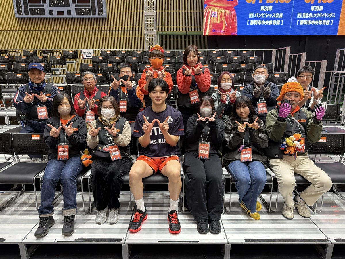 VELTEX_SHIZUOKA's tweet photo. 1/24-25熊本戦をサポートしていただいた #VELCREW の皆さん、#静岡ガス 社員ボランティアの皆さんへ #橋本竜馬 選手、#上村大佐 選手がお礼の挨拶に伺いました📸ホームゲームをサポートいただきありがとうございました✨
▼ VELCREW募集中📲
https://t.co/Cm1fCP5a47 https://t.co/ZNreWKGQ7a
