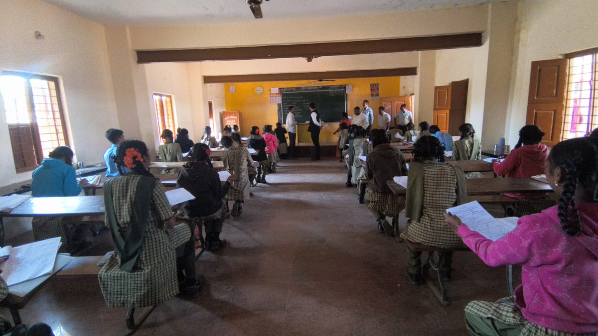 ಇಂದು ಶ್ರೀ ಡಾ//ನವೀನ್ ಭಟ್Y IASಮಾನ್ಯ CEO ZP ರವರು ಚಿಂತಾಮಣಿ ತಾಲೂಕಿನ  ದೊಡ್ಡಗಂಜೂರು ಗ್ರಾಮ ಪಂಚಾಯಿತಿಗೆ ಬೇಟಿ ನೀಡಿ ''ಕಾಯಕ ಗ್ರಾಮ"ದ ವಿವಿಧ ಅಂಶಗಳಿಗೆ ಸಂಬಂಧಿಸಿದಂತೆ ಗ್ರಾಮ ಪಂಚಾಯಿತಿಯಲ್ಲಿ ನಿರ್ವಹಿಸಲಾಗುತ್ತಿರುವ ಕಡತಗಳ ಪರಿಶೀಲನೆಯನ್ನು ಮಾಡಿ ಅಂಗನವಾಡಿ,ಬಾಲಕೀಯರ ವಸತಿ ಶಾಲೆ ಬೇಟಿಯೊಂದಿಗೆ JJM ಕಾಮಗಾರಿ ಪರಿಶೀಲನೆ ಮಾಡಿದರು.