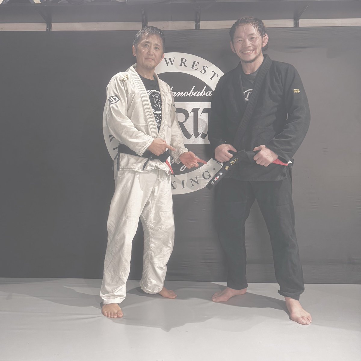 25年くらい前に誘われてたまたま観戦した修斗でマット上で大の字で受け身を取るパフォーマンスを見てカッコいいな…と思った
それがMMAを始めるきっかけだったのかな
そんな選手と現在一緒に練習出来るようになるとは思わなかった
あの頃の自分に教えてあげたい
あ、黒帯おめでとうございます
