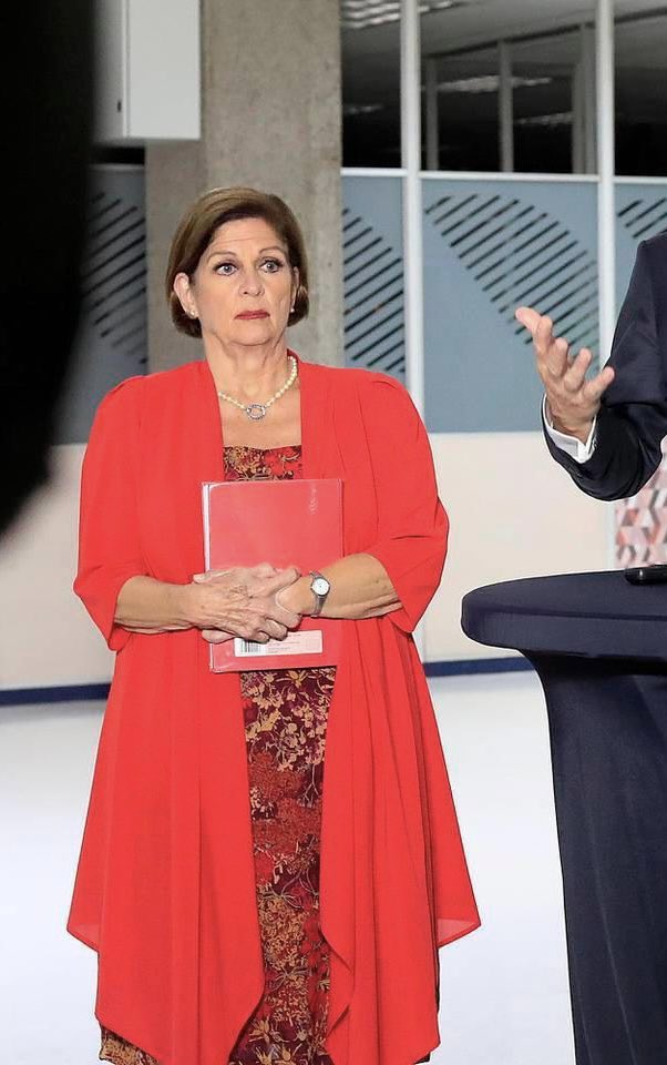 Pilar viendo como Laura Fernández responde como un culo cada vez que le preguntan algo #DebateTotal