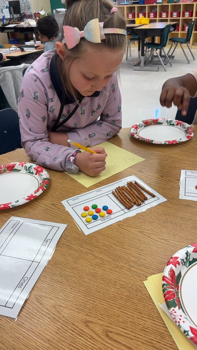 BocaRatonElem's tweet photo. Crunching numbers—literally! 😄
Our 1st graders used pretzels &amp; M&amp;Ms to show different ways to make numbers and master place value! #MathJoy https://t.co/frYv7uVVIH