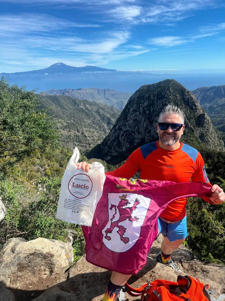 Lucioquesosyemb's tweet photo. 💬 Vacaciones..!! Parque nacional de Garajonay. Mirador los Roques con el Teide de fondo.
.
.
#lucioquesosyembutidos #leonesp 
#embutido #quesos #productoleones #embutidodeleon #productodeleon #embutidodeleones https://t.co/XGYkvB3Lu2