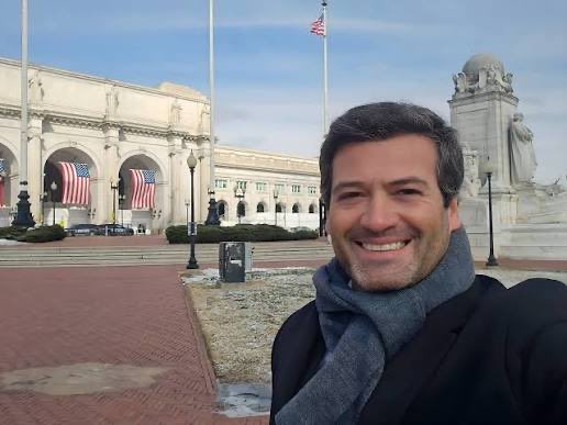 André Ventura disse que Portugal não devia ser humilhado no cenário internacional.

Aqui está uma foto do mesmo  a humilhar Portugal ao ir à inauguração do Trump e ser deixado à porta como um cão vadio.