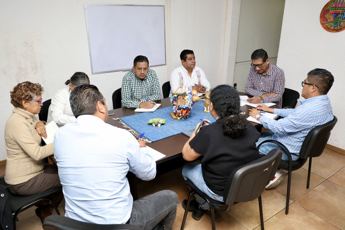 Junto a compañeras y compañeros de las distintas áreas del <a href="/IOCIED_GobOax/">IOCIED Gob. Oax.</a>, llevamos a cabo una reunión de seguimiento de obras para seguir cumpliendo con #Oaxaca.

Que siga la Primavera Oaxaqueña.🙌