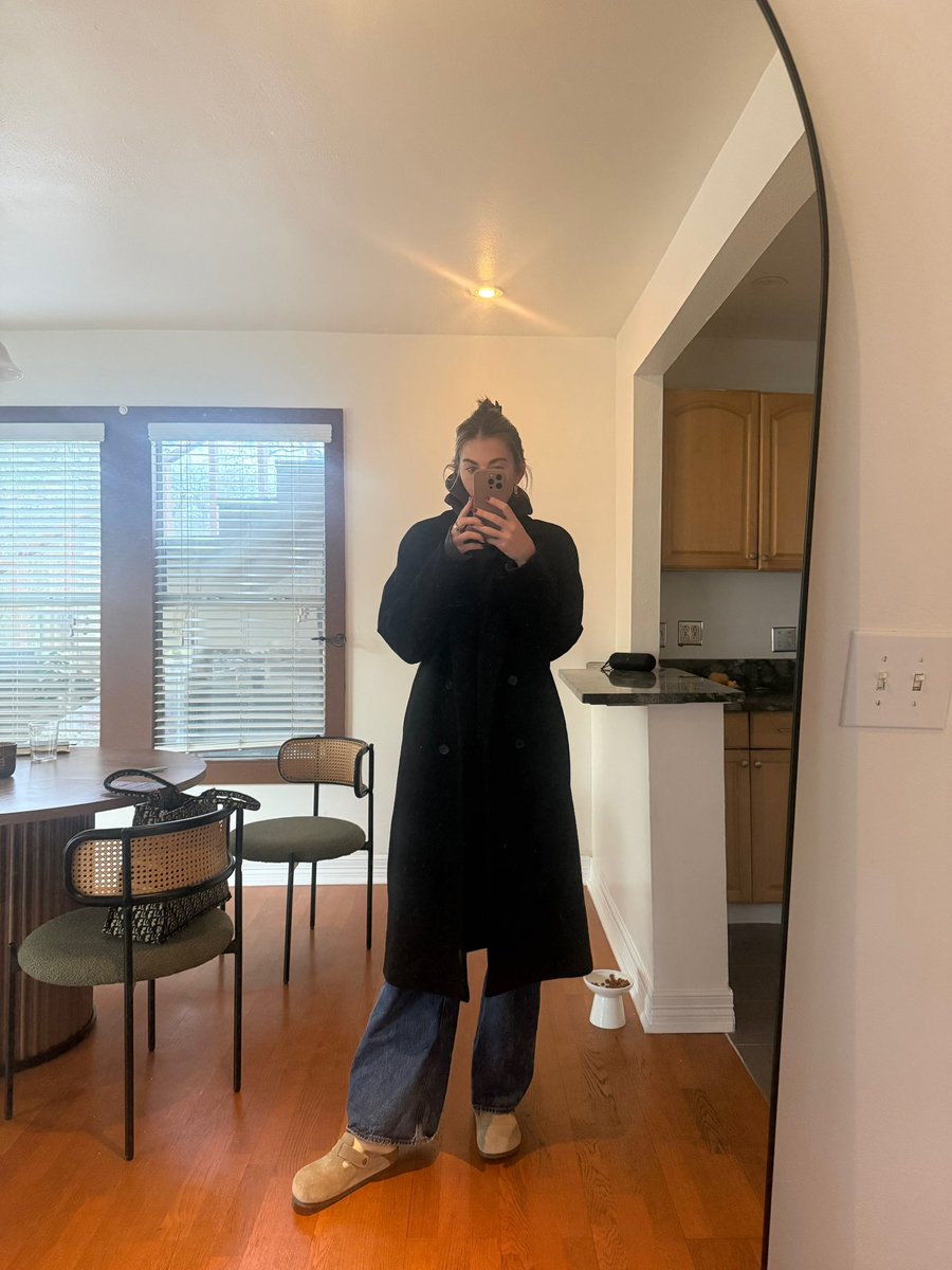 rachcorrine's tweet photo. Going on a walk so I added a coat. #fashun #style https://t.co/3Obmsp16m8