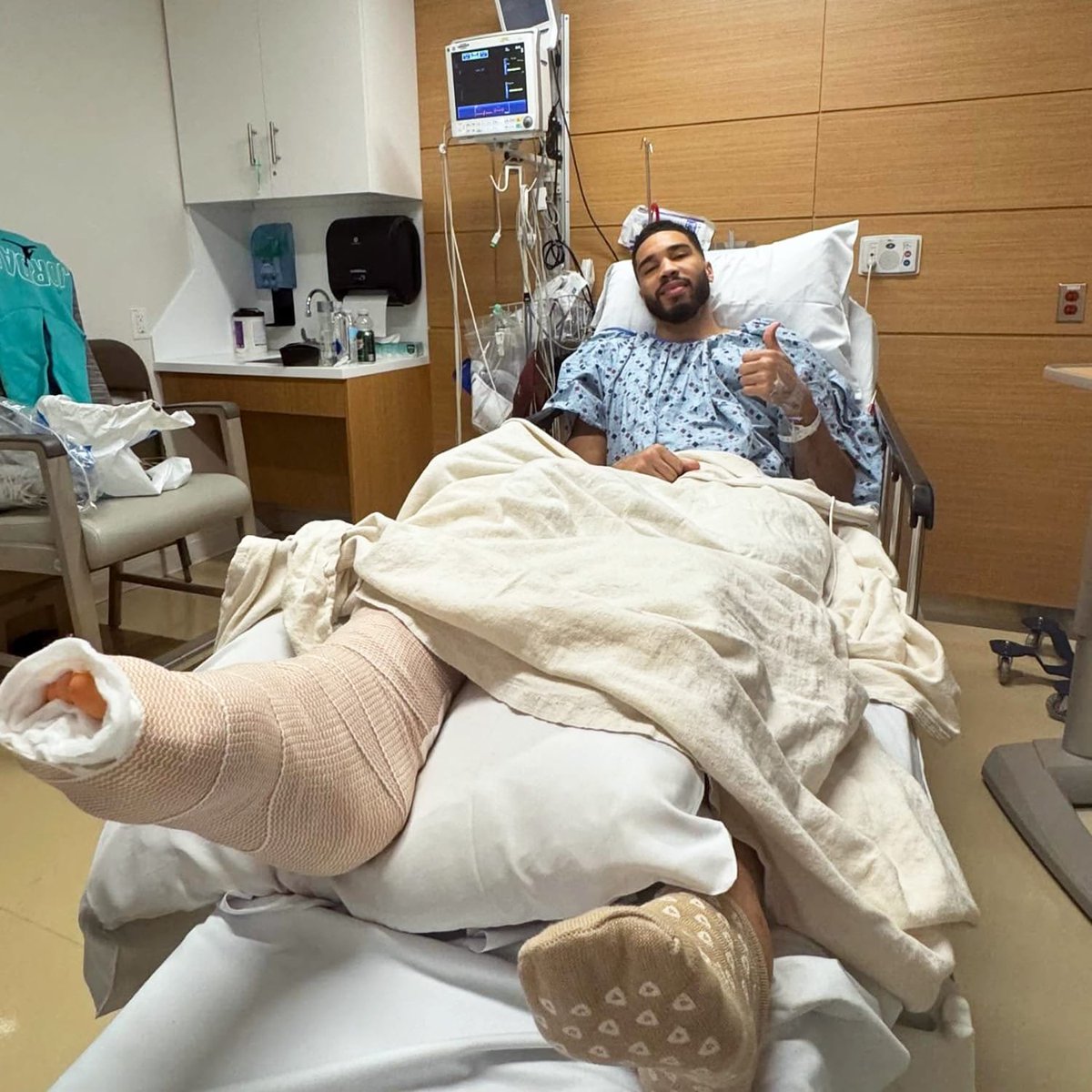 CelticsUnite18's tweet image. Jayson Tatum on the aftermath of his injury:

"I remember the doctor showed me a MRI, and there was just a line through my tendon. I broke down crying. I knew that year was the best version of Jayson Tatum I had ever been... I remember my mom just wiping my face."

Via @thepivot