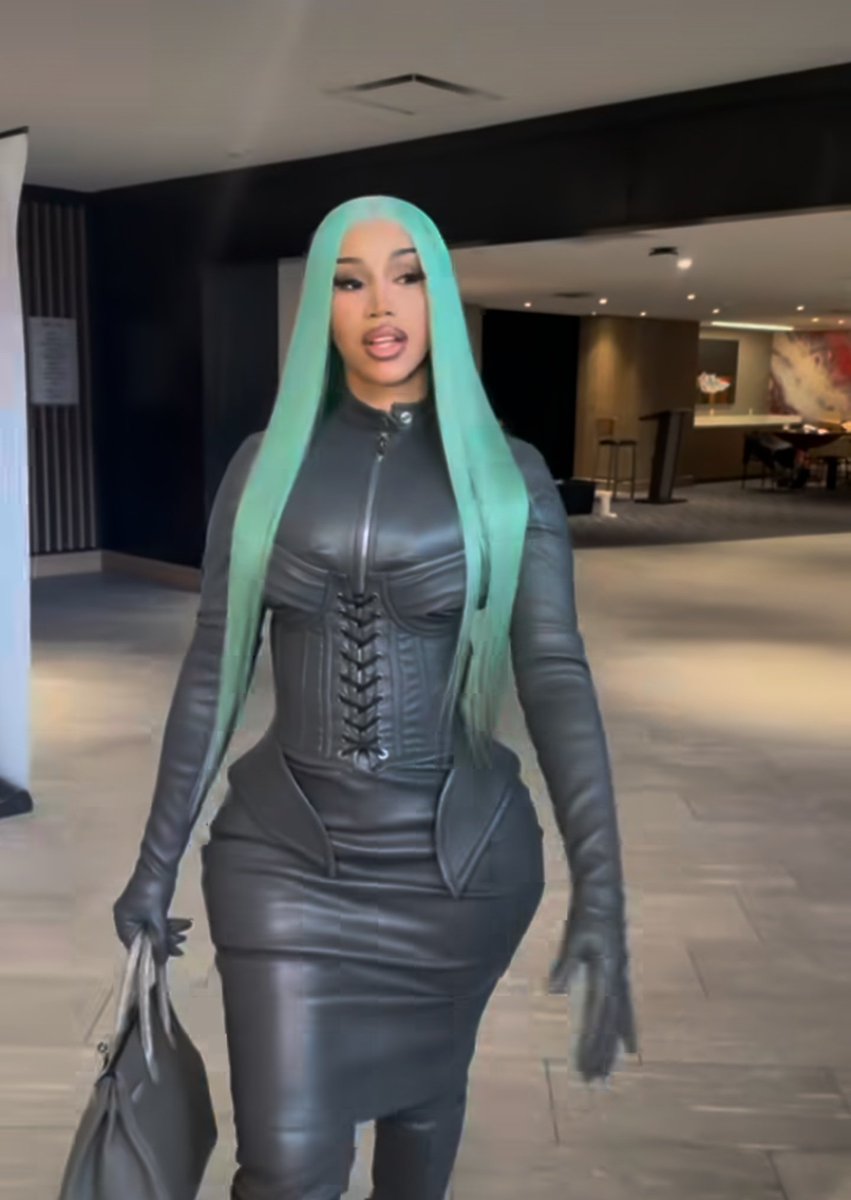 chloeee913's tweet photo. Omg ur hot stfu 😍🔥 @iamcardib https://t.co/rhXPXp26k2