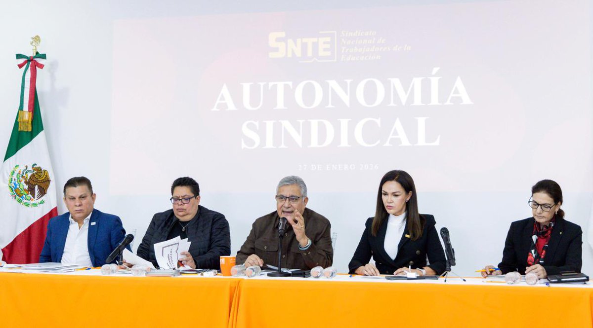 SnteNacional's tweet image. 👩🏻‍🏫🧑🏻‍🏫Ante el interés de los trabajadores de la educacion por conocer los detalles de la reforma que concreta la #AutonomíaSindical,  el Srio. Gral. del #SNTE, Mtro. Alfonso Cepeda Salas, dialogó en línea con los comités seccionales del país.💻