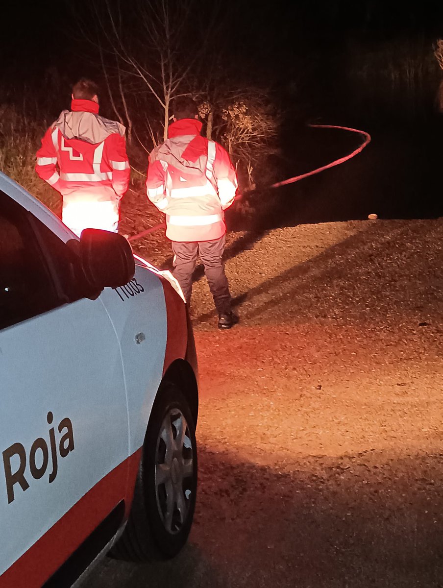 CruzRojaEX's tweet photo. Ante los avisos #FMA por meteorología adversa que se estan dando estos días, desde @CRE_Emergencias reforzamos la actividad de nuestras bases en Extremadura, poniendo recursos adicionales a disposición de @JuntaEx112 y realizando labores preventivas https://t.co/L5dR50vYPH