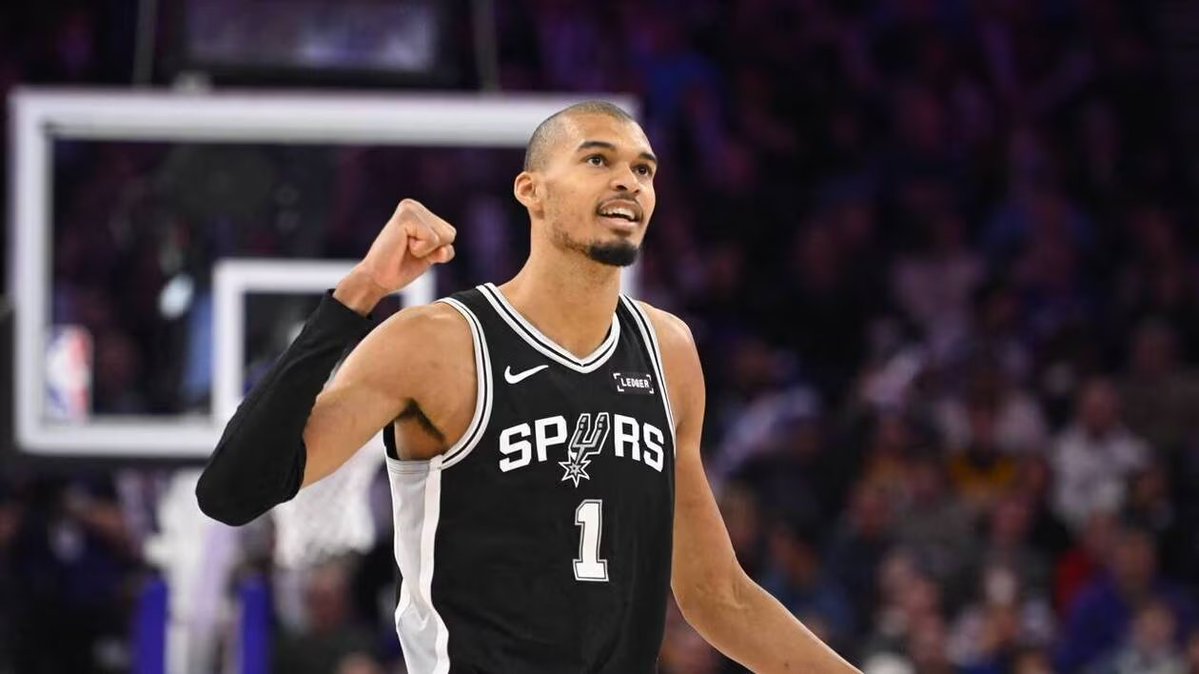 AlertesInfos's tweet image. 🇫🇷🇺🇸 FLASH | Le basketteur français Victor Wembanyama PREND POSITION contre les MEURTRES commis par des agents de l’ICE aux États-Unis, malgré les conseils de son club de ne pas s’exprimer sur le sujet : "Chaque jour je me réveille et je vois les infos, je suis horrifié… Je…