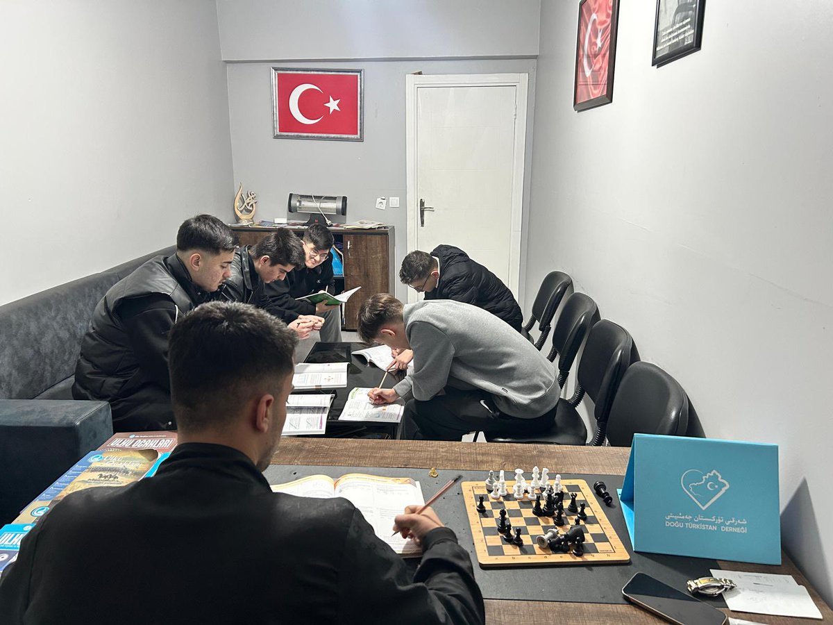 Küçükçekmece Ülkü ocakları olarak, Yusuf Akçura Ortaöğretim yarıyıl gelişim Programı Eğitim-Öğretim faaliyetleri kapsamında, ''Soru Çözümleri'' etkinliği gerçekleştirildi.

Var Olsun Ülkü Ocakları🇹🇷
<a href="/ayyildirim1/">Ahmet Yiğit Yıldırım</a>