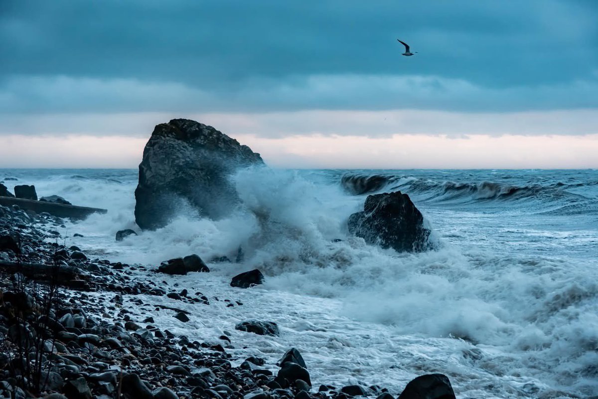 LoveBallymena's tweet photo. Storm Chandra on the Antrim Coast. 

📸 John Fitz Photography • @johndfitz https://t.co/f1EV0BuLKF
