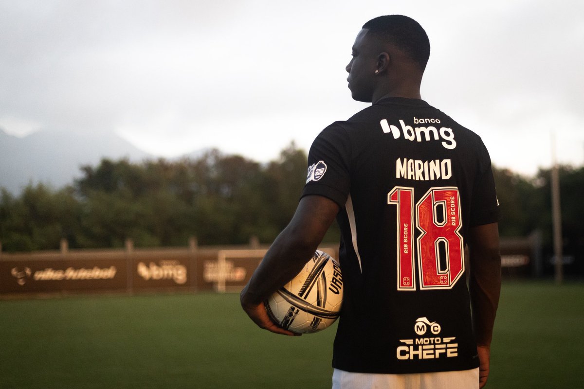 De Cali, na Colômbia, para o Rio de Janeiro, no Brasil.🇨🇴🇧🇷

O novo camisa 18 do Vasco da Gama! 💢

📸: Matheus Lima | #VascoDaGama