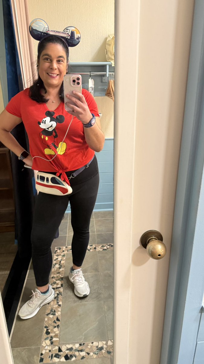 tootsiemr2's tweet image. I’m HERE 🥳💫🏰 time to EXPLORE #WaltDisneyWorld #disneyaddict I’m on 3 hours of sleep btw 🤪 #teamNOsleep