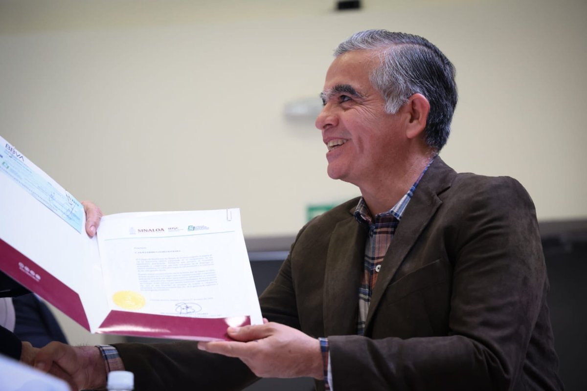 #NoticiasCOBAES | Gobernador <a href="/rochamoya_/">Rubén Rocha Moya</a> , acompañado del director general del Colegio Bachilleres, <a href="/SanInzunza/">Santiago Inzunza Cazares</a> y la secretaria de Educación Pública y Cultura, <a href="/GloriaHimelda01/">Gloria Himelda Félix</a>, encabezaron la entrega de 57 gratificaciones por jubilación a personal de COBAES.