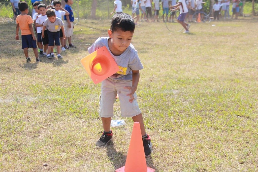 DIGEF por medio de la Unidad Extraescuela desarrolla programas que promueven la actividad física en los niños y jóvenes dentro y fuera del establecimiento educativo, a través de los programas Juguemos Juntos y Conociéndonos los Guatemaltecos.
