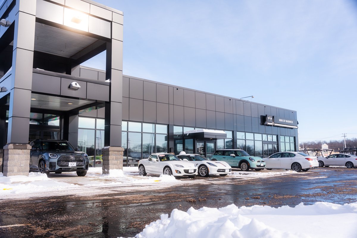 MINI_Warwick's tweet image. Snow removal clean-up day. ❄️☕ Unburying one car at a time and ready for some well-deserved hot cocoa. #MINI #MINIOfWarwick