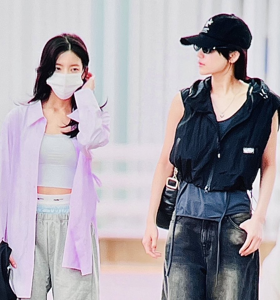 zp3tho's tweet photo. YEJI’S OUTFIT AND HAND OH LORDDDDDD THE LESBIANISM TOWERS JUST GOT IT https://t.co/yzzzfQ8WPF