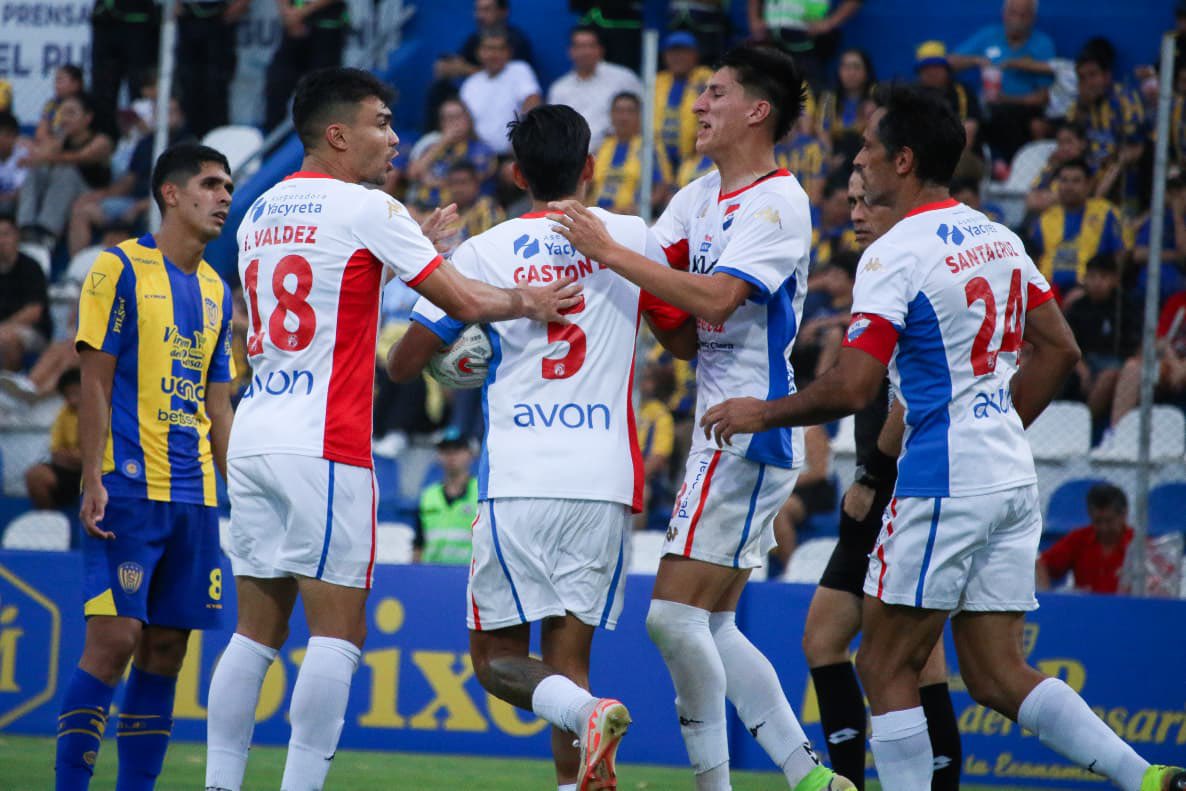 EL TRICOLOR EN LO MÁS ALTO ❤️🤍💙

Nacional de manera espectacular lo dio vuelta y le pegó 1-2 a Luqueño en Itauguá 🔥.

Gaston Benitez y Hugo Adrian Benitez, los goles para la remontada.

Paul Riveros había adelantado a Luqueño 🐷.

Gran nivel de Alexis Cañete y Kili Rojas 🧱🧤.