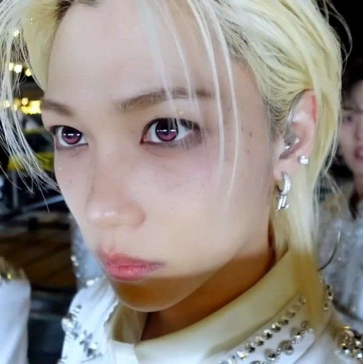 fefignabology's tweet image. I usually hate contacts on idols but felix looked so ethereal with these..