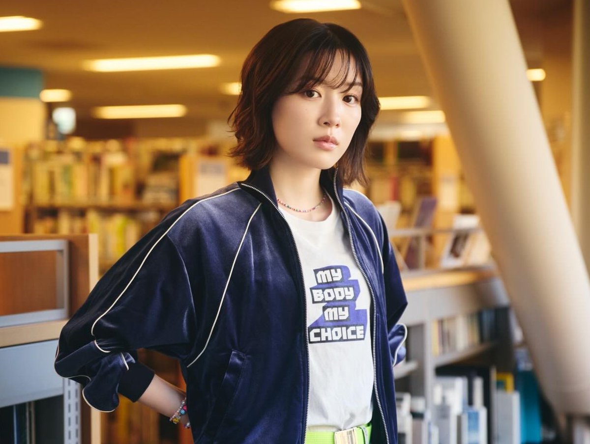 永野芽郁さん主演のNetflix映画
『僕の狂ったフェミ彼女』のファーストルックが公開🎬
新しいビジュアルや役柄に対して、
「楽しみ」「新境地を見たい」という声がある一方で、
タイトルやテーマに戸惑いを感じる人もいるようです。
ただ、女優として“安全な役”に留まらず、