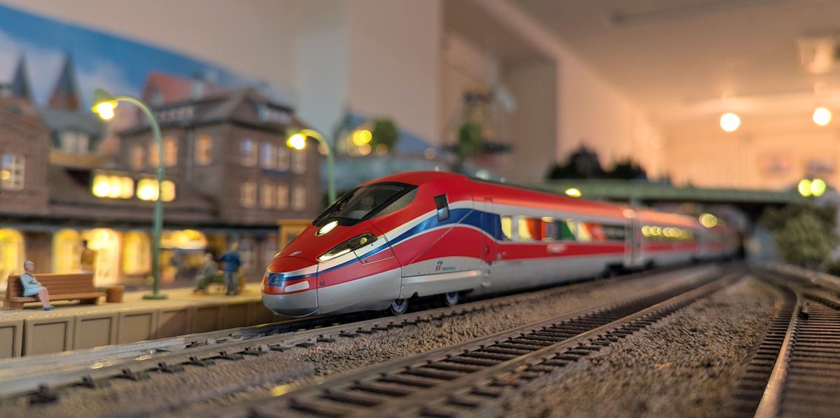 elmertrain1's tweet image. こんなに夜景に映えるラッピングデザイン
は初めて見ました。

イタリア（FS）のフレッチャロッサ1000
が間もなく入荷します。

#ElmerTrain #エルマートレイン
 #ACME #HOゲージ