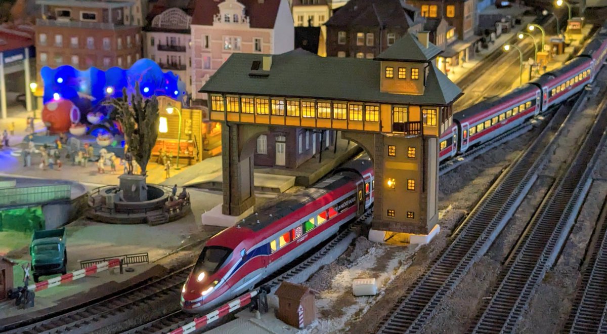 elmertrain1's tweet image. こんなに夜景に映えるラッピングデザイン
は初めて見ました。

イタリア（FS）のフレッチャロッサ1000
が間もなく入荷します。

#ElmerTrain #エルマートレイン
 #ACME #HOゲージ