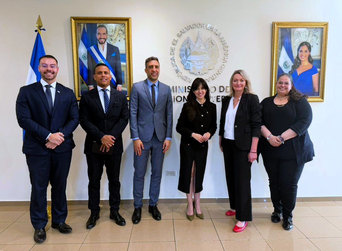Tuve el gusto de sostener un encuentro con la enviada comercial del Reino Unido, Jessica Morden, con quien reconocimos los avances de la relación económica entre 🇸🇻 y 🇬🇧, así como las perspectivas de trabajo conjunto para seguir fortaleciendo el comercio y la cooperación mutua.