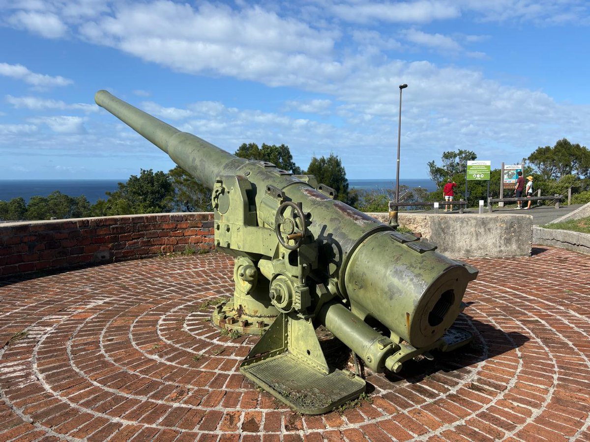 Petite balade matinale cette semaine jusqu’au Ouen Toro pour admirer les canons offerts par l’Australie pendant la Seconde Guerre mondiale. Une page d’histoire qui rappelle la richesse et la longévité de notre coopération. Et en prime, une vue magnifique sur Nouméa 🌊☀️