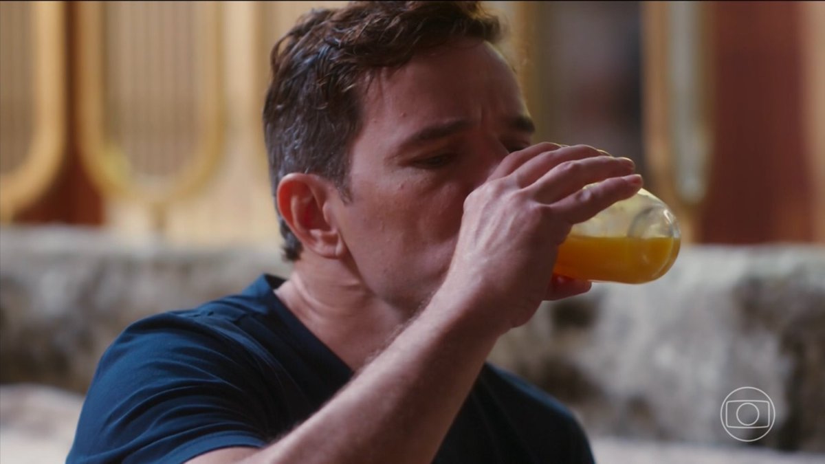 A Norminha de Caminho das Índias quando botava o Abel para tomar leite com sonífero. #CoraçãoAcelerado