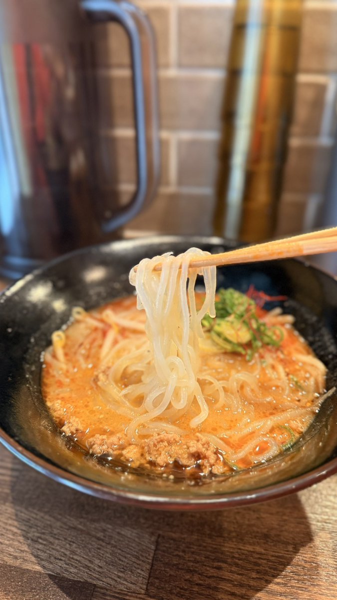 【今日は、軽やかにラーメンを】

今日はちょっと控えたい。
でも、ラーメンは食べたい。
そんな気分の日、ありませんか。

THANKには、
こんにゃく麺という選択があります。

グルテンが気になる方や、
身体をいたわりたい日のラーメンに。
こんにゃく麺のカロリーは、わずか12kcal。
