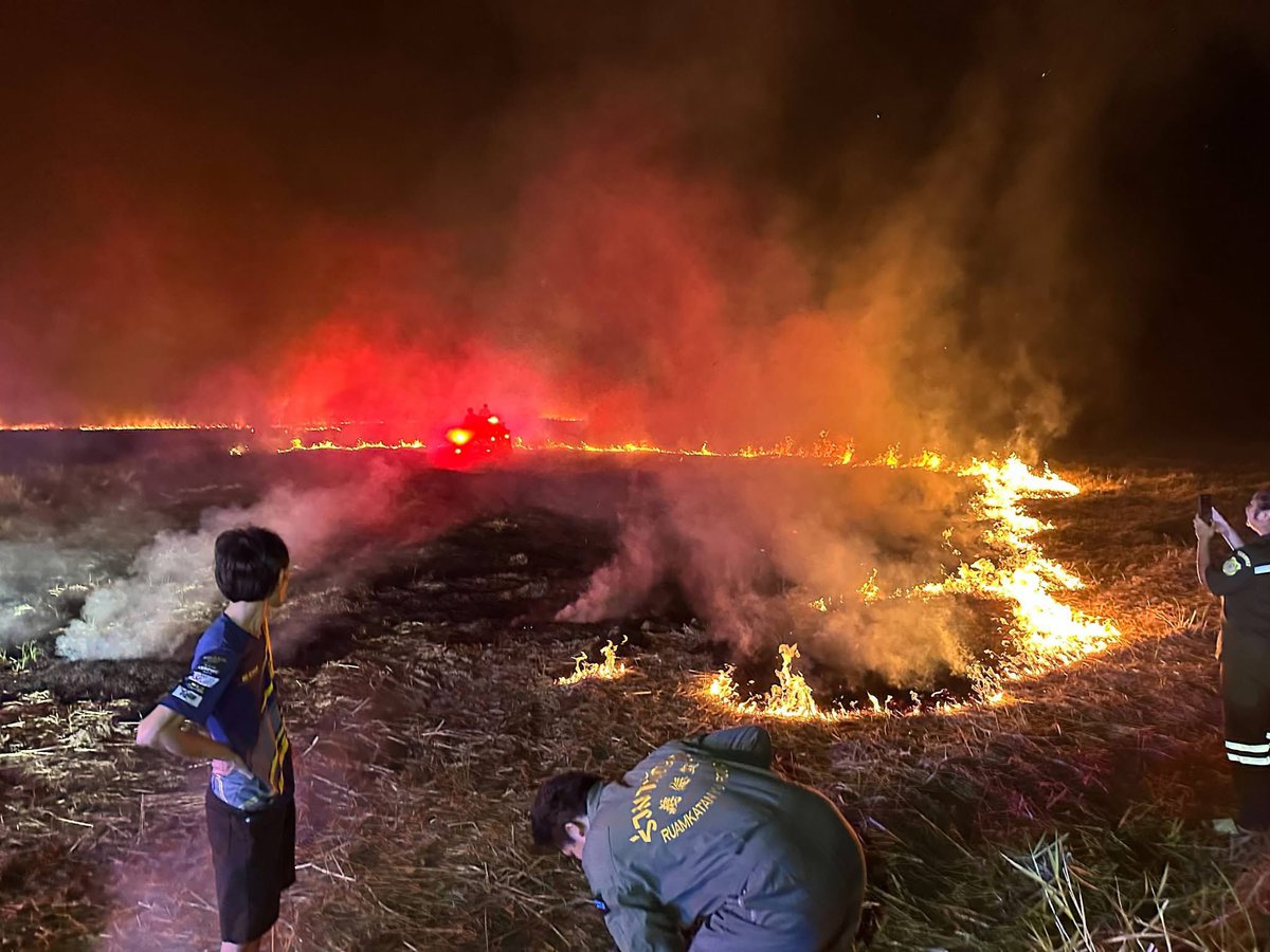 Sim_Cin's tweet image. เมื่อวานที่นครนายกมีคนลักลอบเผาตอซังข้าวแล้วควบคุมไฟไม่ได้ลามไปเป็นวงกว้างระดับพันไร่ ตั้งแต่เมื่อวานถึงเมื่อคืนเจ้าหน้าที่ยังระดมกำลังไปช่วยกันดับไฟอยู่เลย ในเพจนครนายกบ่นกันใหญ่แสบจมูกจนนอนกันไม่ได้