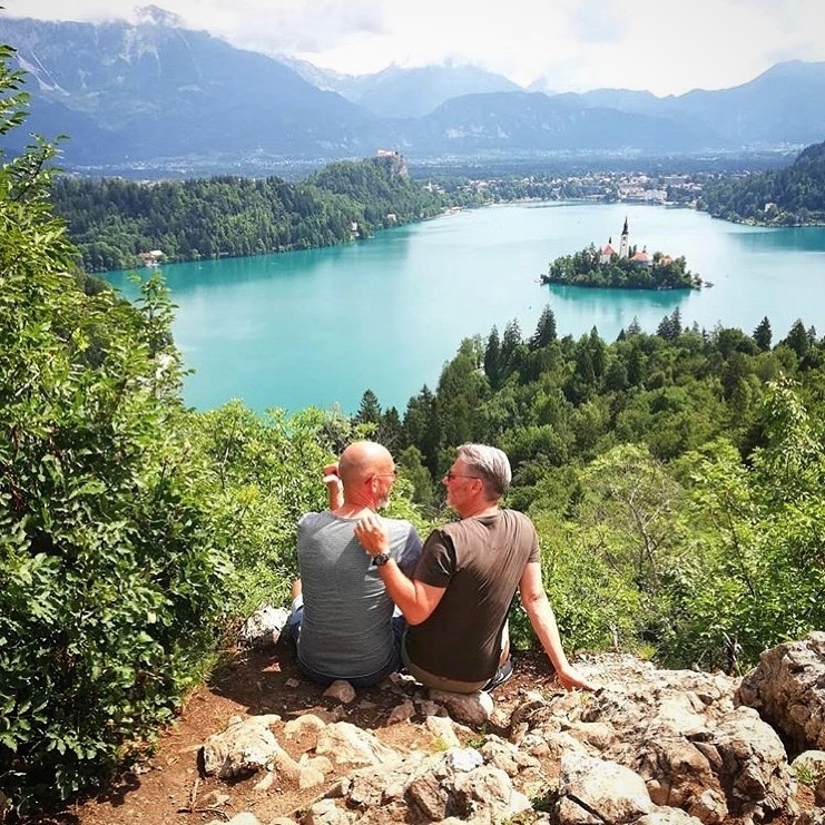 DiverCityMx's tweet photo. En el lago Bled, descubrir que el mundo es más hermoso cuando se comparte con alguien que te entiende es un viaje sin igual. 🌍💙
Cada paso es una aventura que enriquece el alma.
#ViajarSolo #AventuraGay #DescubreElMundo #OrgulloViajero #Diversi... https://t.co/L0WhobLnB7 https://t.co/wQ0lpRWWh9