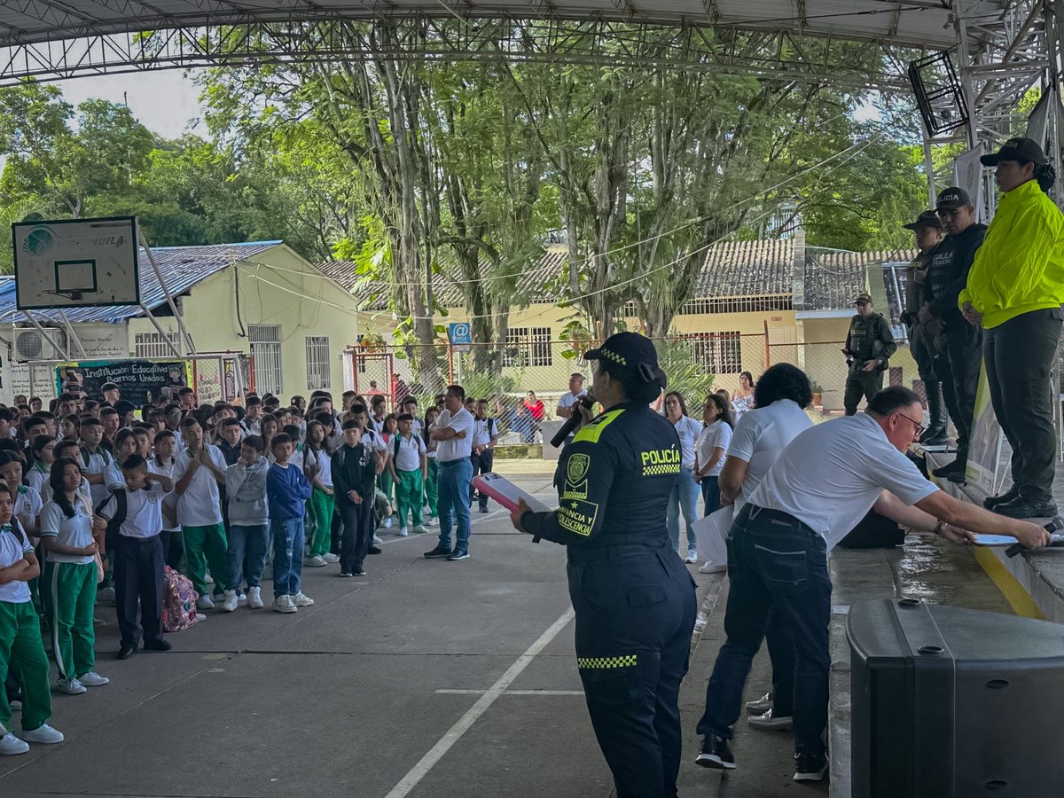 HuilaPolicia's tweet photo. La Policía Nacional, a través del Grupo de Infancia y Adolescencia en el Huila, acompañó el regreso a clases en Pitalito, Garzón y Villavieja, brindando recomendaciones de seguridad y fortaleciendo entornos protectores para niños, niñas y adolescentes.

@ProteccionPonal https://t.co/O7cp0LRwDx