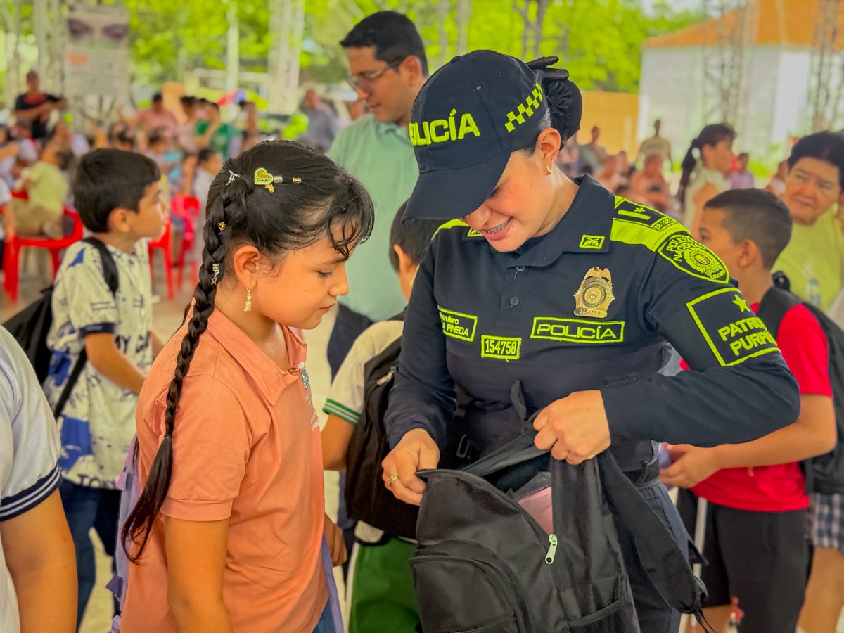 HuilaPolicia's tweet photo. La Policía Nacional, a través del Grupo de Infancia y Adolescencia en el Huila, acompañó el regreso a clases en Pitalito, Garzón y Villavieja, brindando recomendaciones de seguridad y fortaleciendo entornos protectores para niños, niñas y adolescentes.

@ProteccionPonal https://t.co/O7cp0LRwDx