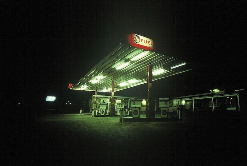 Sana okullarda petrolün milyonlarca yıl önce ölmüş dinozorların ve bitkilerin sıkışmasıyla oluştuğunu anlattılar. Bu, Rockefeller ailesinin petrol fiyatlarını yüksek tutmak ve "kıtlık" algısı yaratmak için uydurduğu en büyük bilimsel yalandır. Petrol fosil değildir, petrol