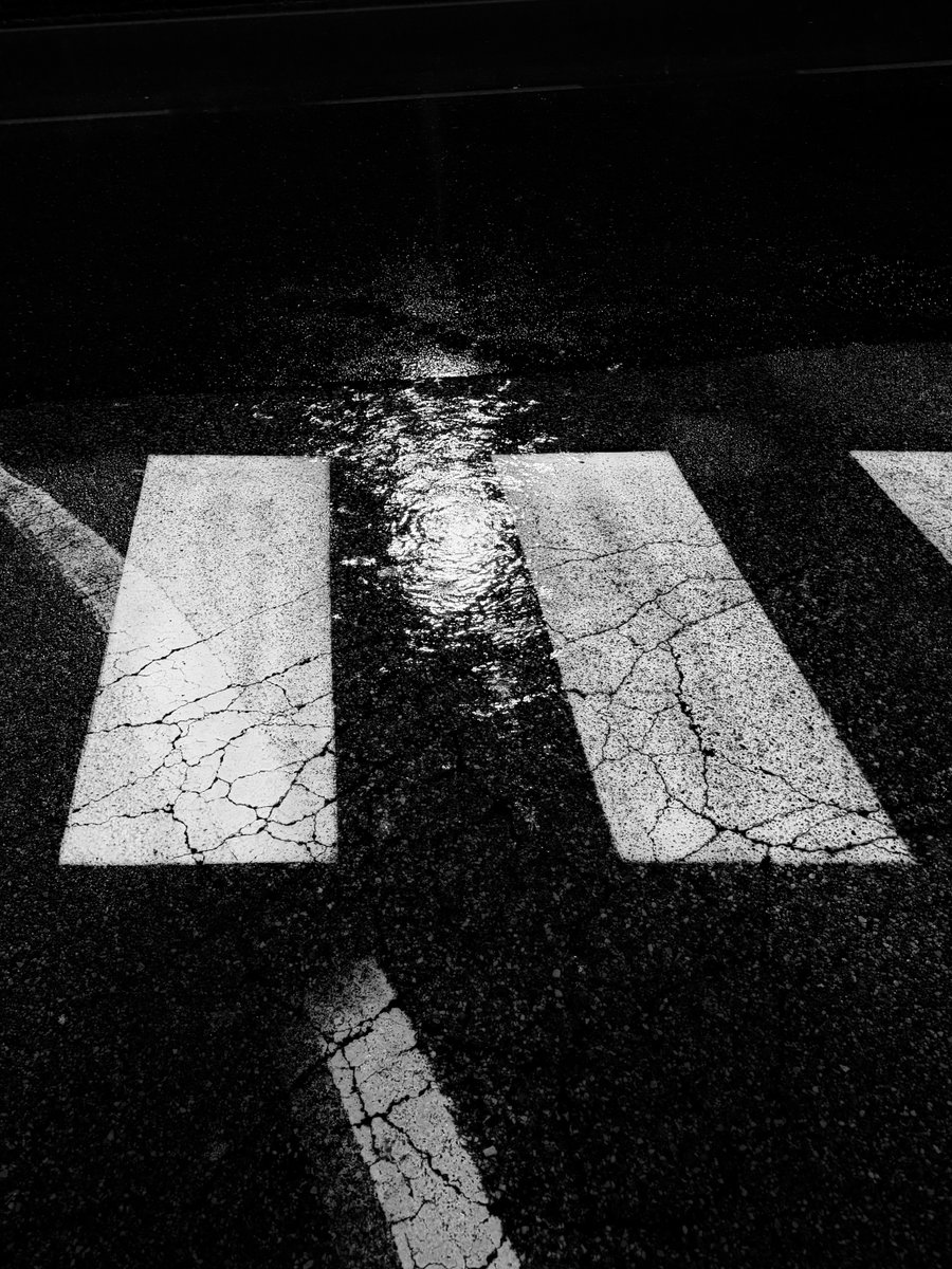 Alonein43672278's tweet image. #photography #blackandwhite #lines #puddle #rain