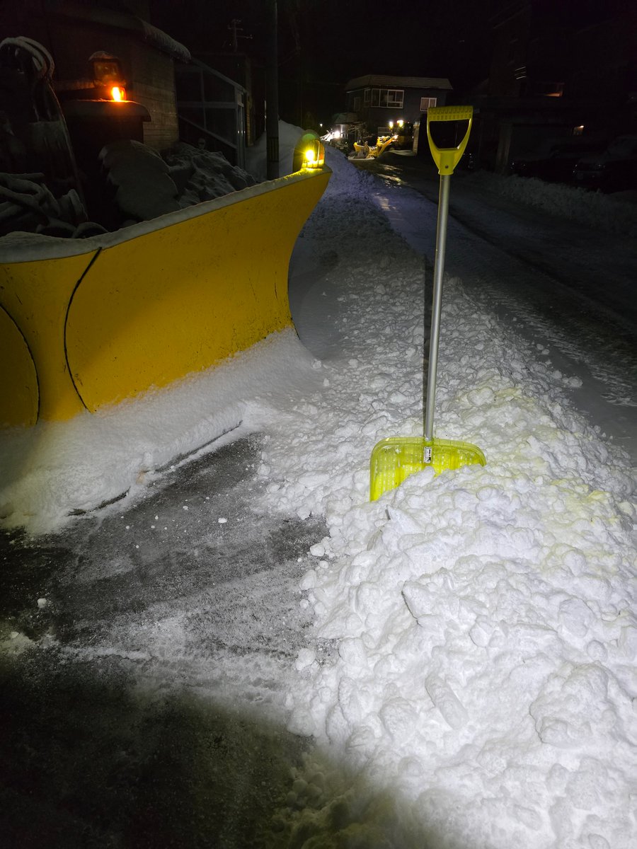 tomato_yoichi's tweet image. 家の前の置かれた雪なんてこれでも文句ないわ

僕が朝出動前の0:30にはまだ路線入ってないから帰ってきたらこれの倍置かれた量雪かきするんだからな

除雪オペだって自宅の雪かきすんだわ
勘違いすんなや