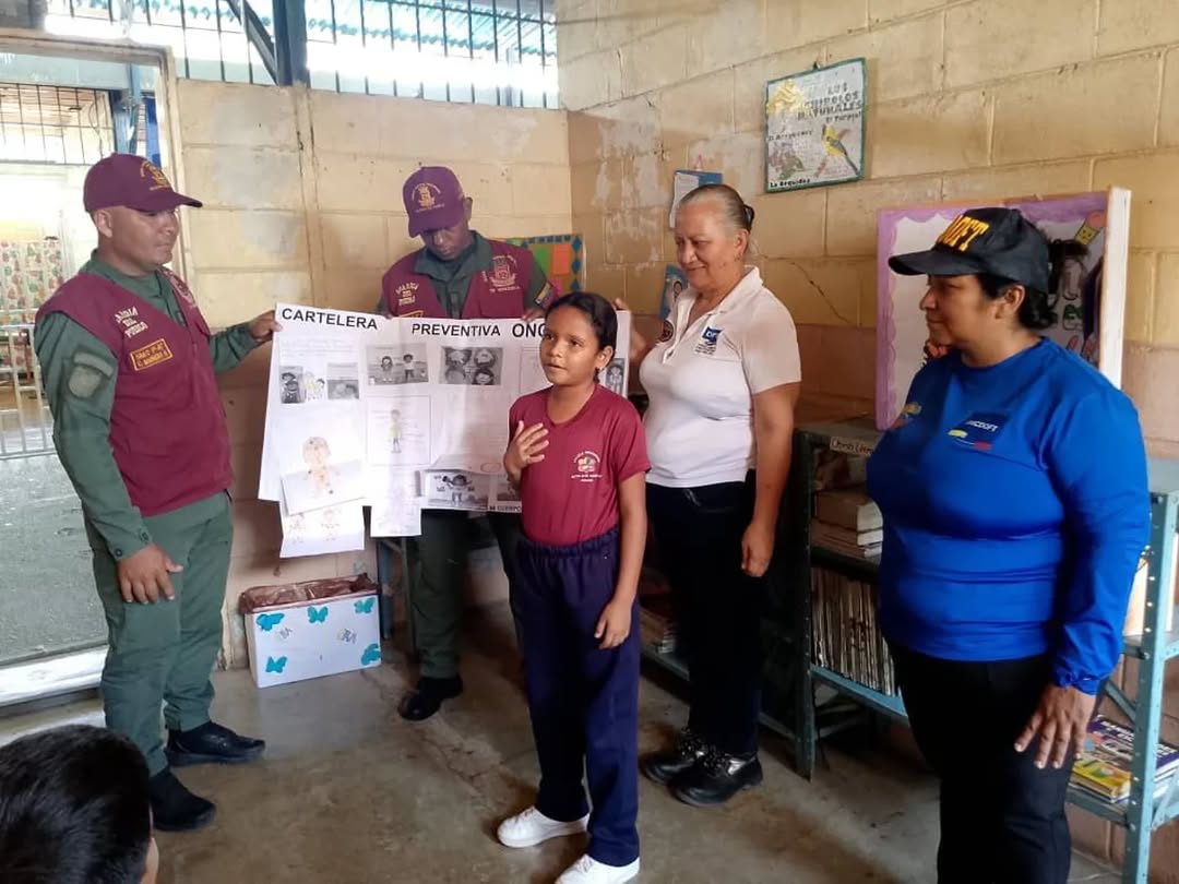 DPDPortuguesa_'s tweet photo. El Equipo de la DPD Portuguesa en Articulación con las instituciones que conforman el frente Preventivo y la Gloriosa Guardia del Pueblo. Se mantienen desplegados en los diferentes municipios, fortaleciendo la cultura preventiva, con orientaciones educativas https://t.co/nafh5asO2X