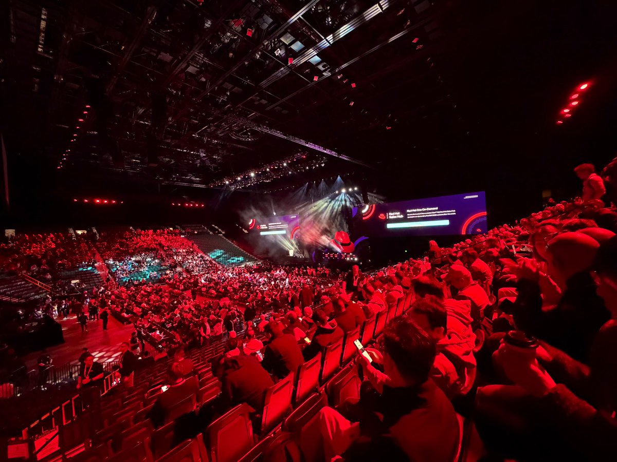 lab8010's tweet image. 今週はRed Hat年次SKO(Sales Kick Off)であるRed Hat Oneに参加しています

このイベントは、社員とパートナー様とでRed Hatの製品やソリューションを学び仲間とのネットワークを強化するために催されています

8ヶ月ぶりにインドの上司と再開も出来ました(前回はタイのバンコク)