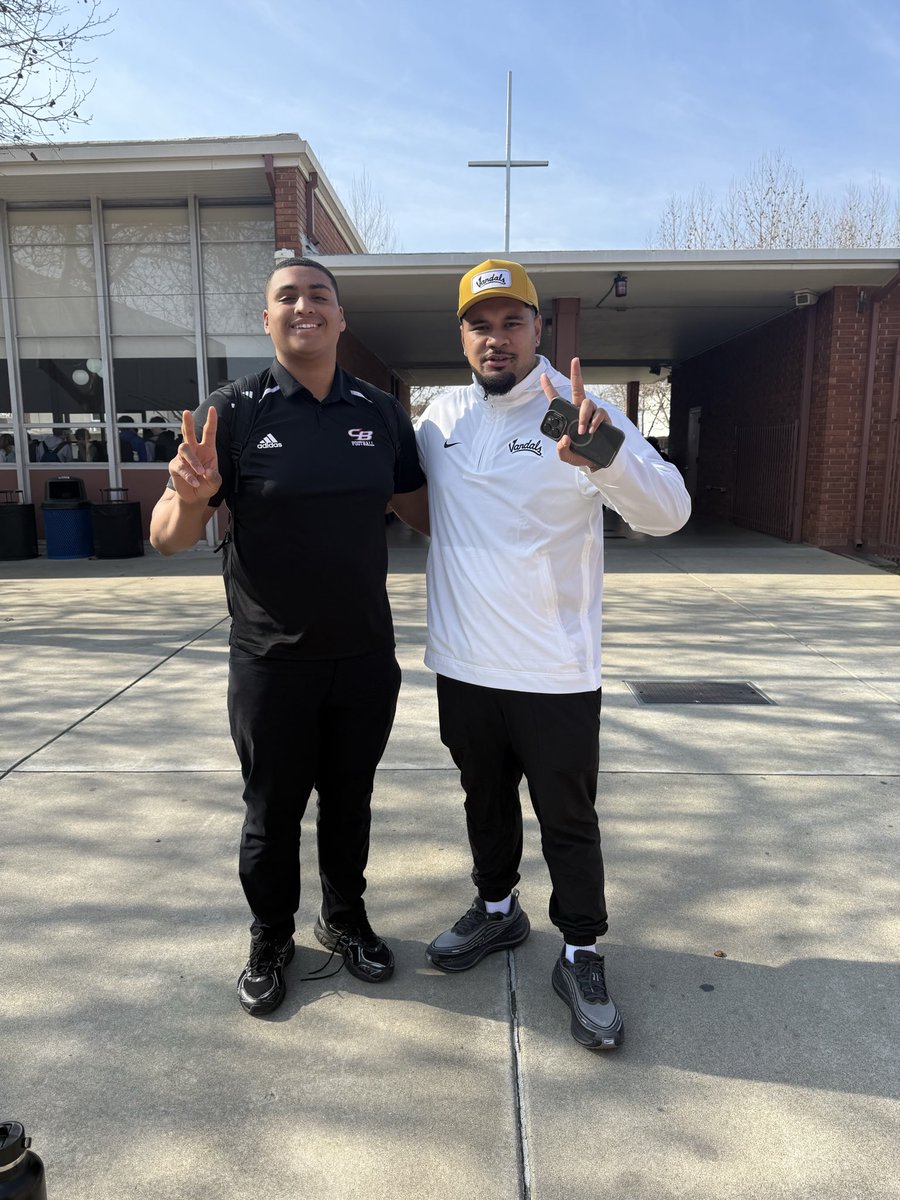 DiegoTaylor27's tweet photo. Thank you to @CoachMalo_ for taking time out of his day to come visit CB! https://t.co/xlbzOtd1Ld