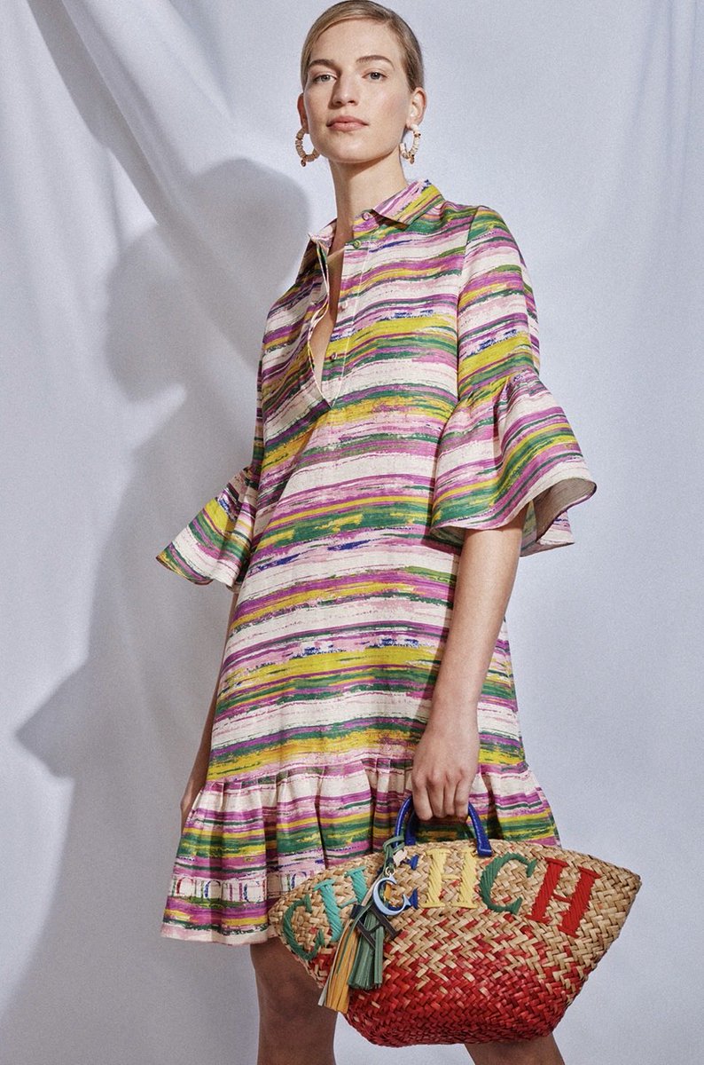 Marca: Carolina Herrera, Precio: 2,500 dólares aproximadamente.  Personaje: Susana Peón, embajadora de AMLO/Sheinbaum en Honduras. 
No ha renunciado a su nacionalidad cubana en violación del artículo 20 de la ley de SEM, como reporté la semana pasada en ⁦<a href="/EjeCentral/">EjeCentral</a>⁩