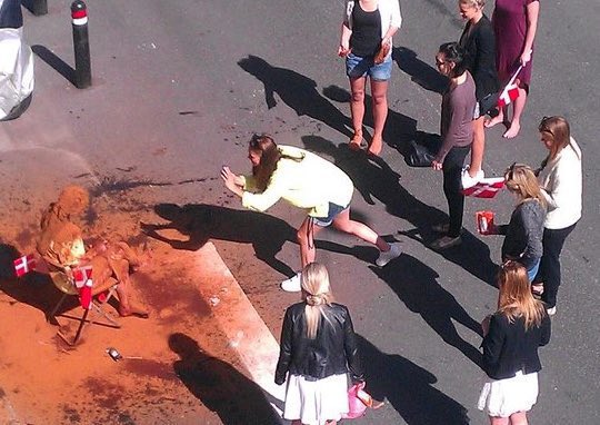 pondebekkio's tweet image. 25歳を超えた独身女を椅子に縛り付けてシナモンまみれにするデンマーク、あまりにも人権先進国で笑った。出生率1.50で踏みとどまってる理由が見えてきたね。日本も真似したら出生率復活しそう。