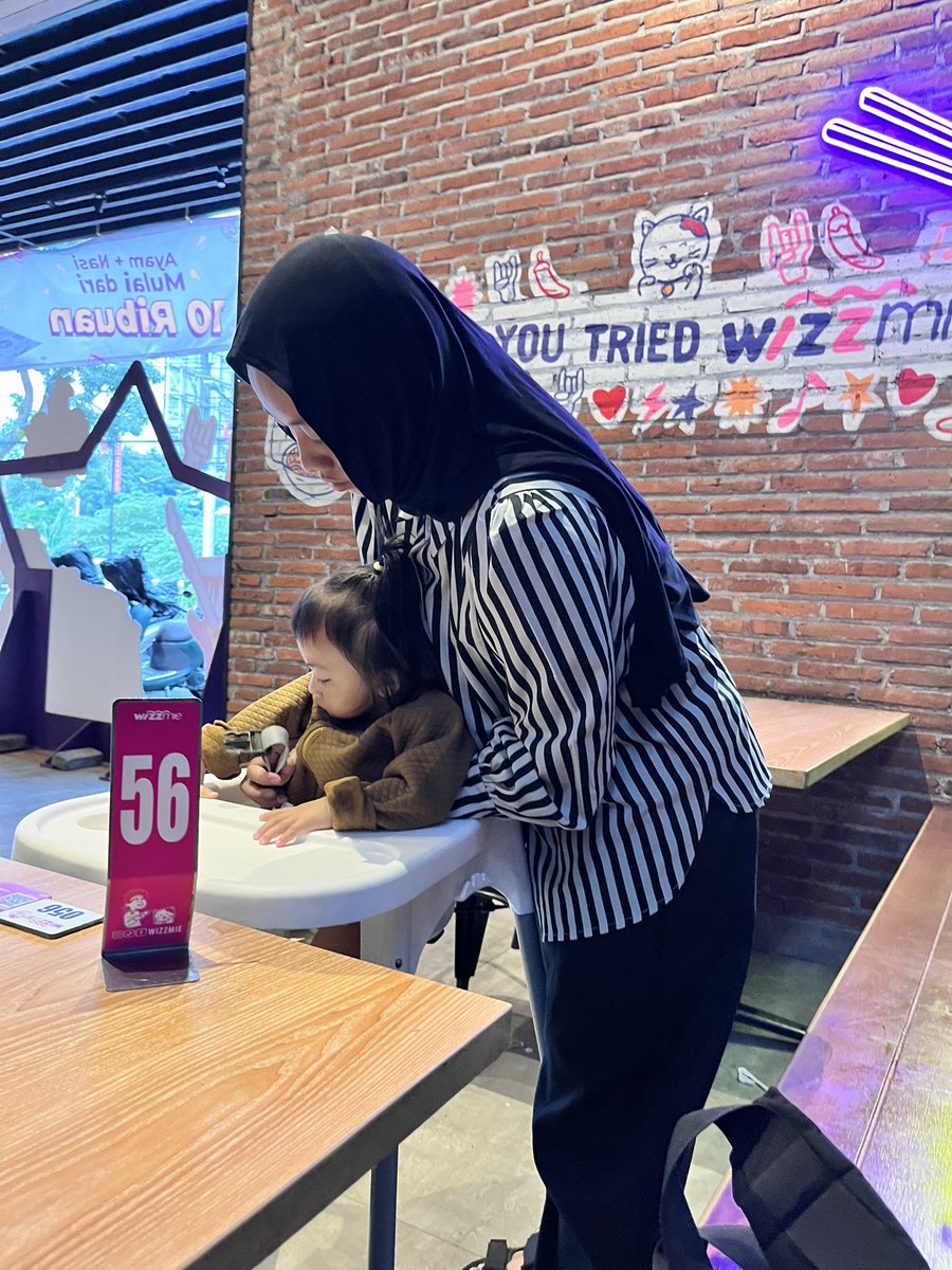 TYTNSNI's tweet photo. Bisa bisanya khalif lebih sadar kamera timbang bapaknya 🤣 https://t.co/EBk63UDFGG